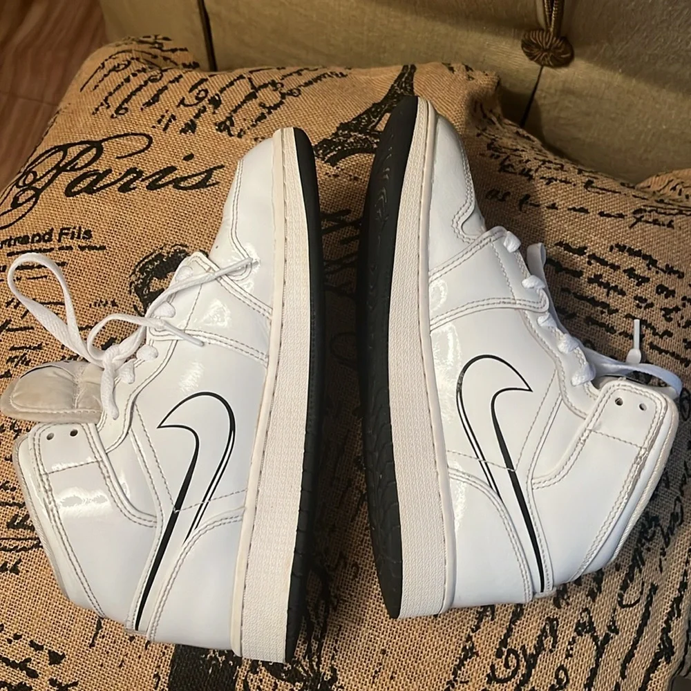 Air Jordan 1 Mid - Picture 9 of 11